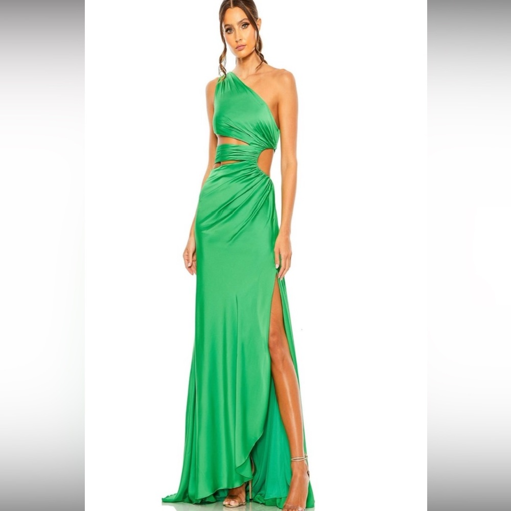 long green Mac Duggal dress! It’s a pretty green and size 2